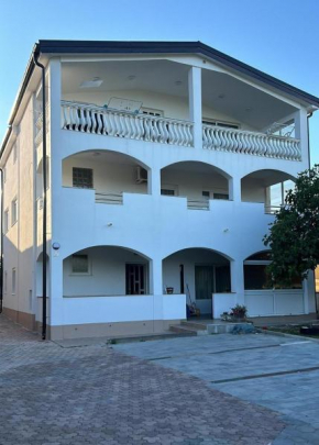Apartments with a parking space Vir - 23444